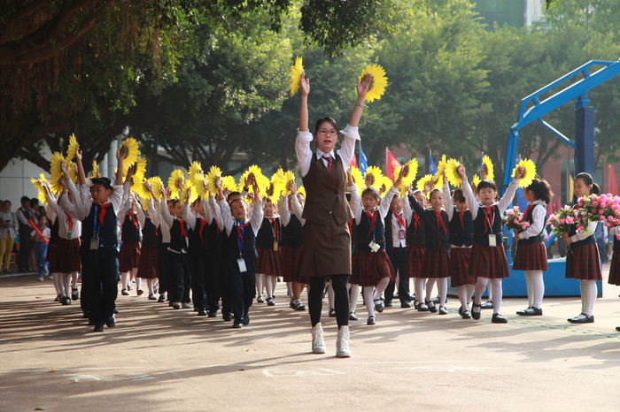 02、圖為小學(xué)實(shí)驗(yàn)部三（2）班的同學(xué)入場(chǎng)