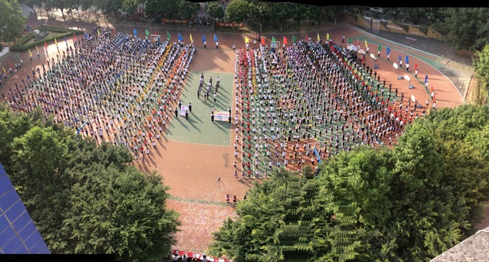 09、圖為運(yùn)動(dòng)會(huì)開(kāi)幕式全景