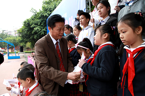 07、圖為開學(xué)典禮上戴桓標(biāo)校長為學(xué)生頒發(fā)”遠(yuǎn)恒佳獎(jiǎng)學(xué)金“