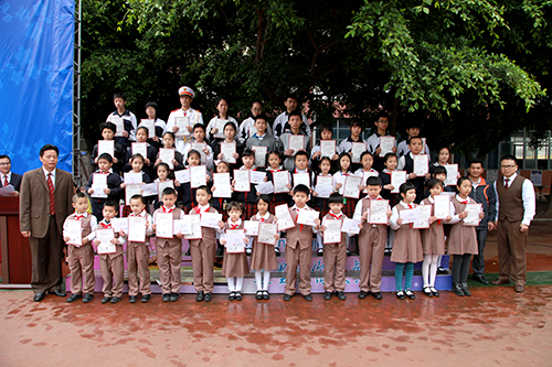 08、圖為開學(xué)典禮部分獲得”遠(yuǎn)恒佳獎(jiǎng)學(xué)金“的同學(xué)合影