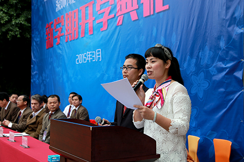 04、圖為開學(xué)典禮時(shí)胡化忠、祝啟鳳主任進(jìn)行活動(dòng)主持