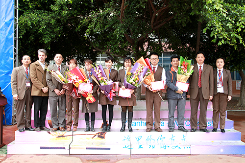 06、圖為開學(xué)典禮時(shí)學(xué)校頒獎(jiǎng)?lì)I(lǐng)導(dǎo)與優(yōu)秀教職工合影
