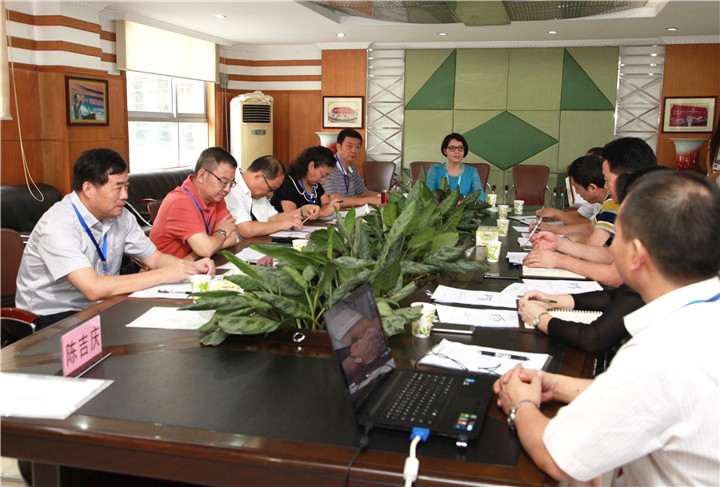 深圳市專家組對龍華中英文實驗學(xué)?！疤厣虒W(xué)實驗”調(diào)研印象好