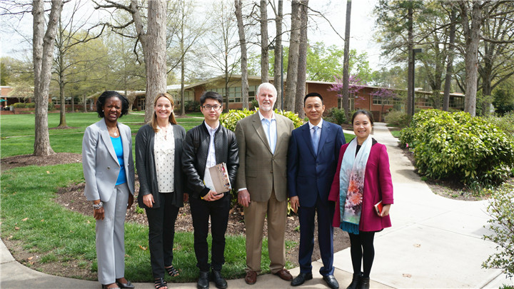 配圖02.教育集團董事長宋遠標先生、副董事長麥麗芬女士在美國考察