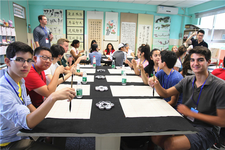 練習(xí)書法，感受中華文化