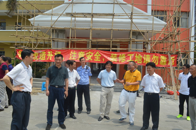 區(qū)、街道、居委會領(lǐng)導(dǎo)到標尚學(xué)校指導(dǎo)防卸4號臺風(fēng)工作