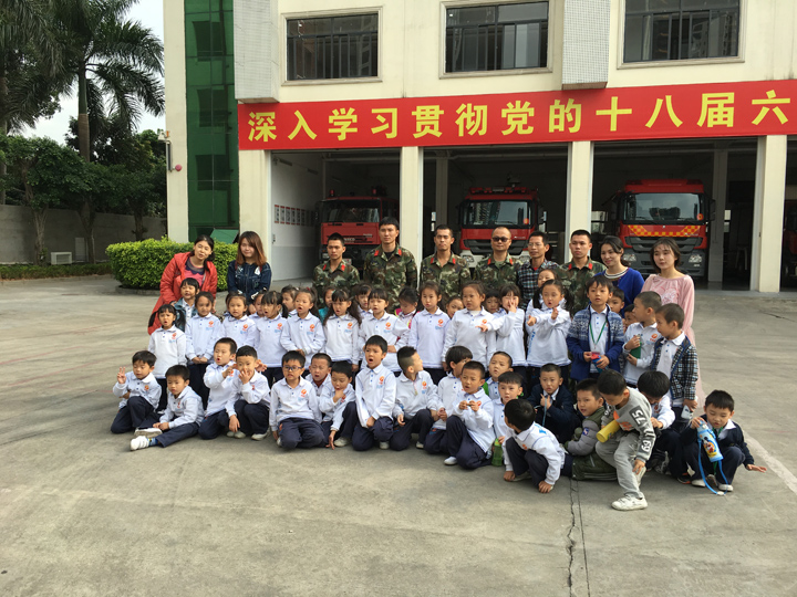 公明中英文學(xué)校OA、OB班到公明消防中隊(duì)進(jìn)行實(shí)踐活動(dòng)