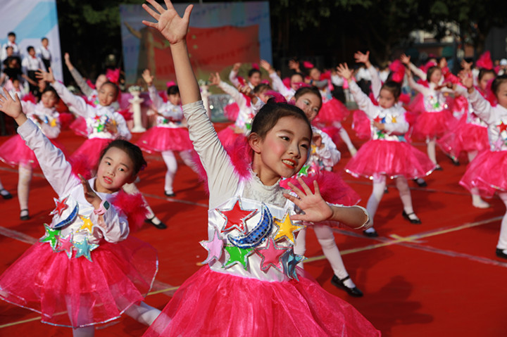精彩中英文，秀出你我他——深圳市龍華中英文實驗學(xué)校第18屆素質(zhì)教育成果展示活動品質(zhì)再提升
