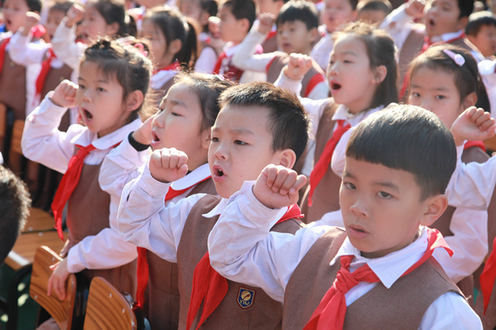 開學(xué)典禮創(chuàng)新招，優(yōu)秀師生坐主臺(tái) ——深圳市龍華中英文實(shí)驗(yàn)學(xué)校舉行開學(xué)典禮 