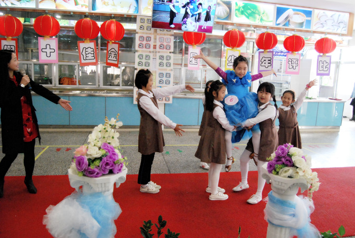 公明中英文學(xué)校：啦啦隊(duì)員齊吶喊，十佳少年展風(fēng)采