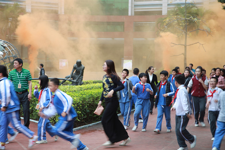 每學(xué)期都有疏散逃生演練？這就對(duì)了！ ——龍華中英文實(shí)驗(yàn)學(xué)校舉行消防安全疏散演練 