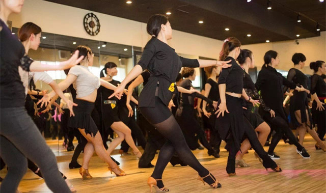 成人？你的舞蹈夢呢！??！