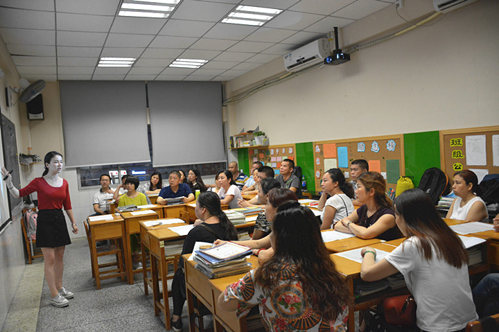 家校攜手，共筑美好未來——記龍華中英文實驗學(xué)校高中部家長會