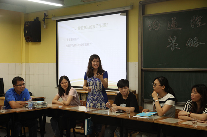 爭當(dāng)這樣的家長：為孩子做表率，與學(xué)校共育才——深圳市龍華中英文實驗學(xué)校初中部家長會圓滿召開