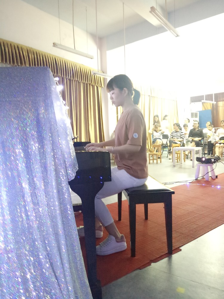 “以琴會(huì)友，以歌相伴”——園內(nèi)教師鋼琴比賽