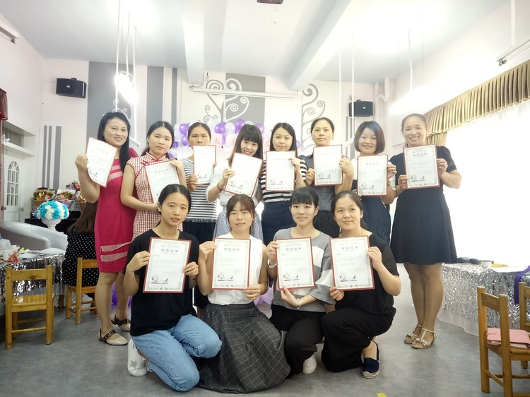 平凡心、教育愛(ài) ——溪山園2016—2017學(xué)年度第二學(xué)期期末總結(jié)會(huì)