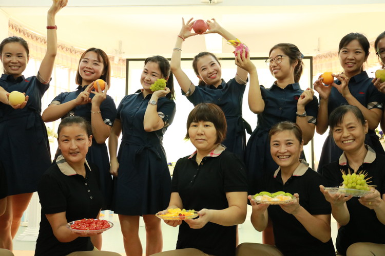 九月，將快樂進(jìn)行到底！-----深圳市龍華區(qū)龍華中英文實(shí)驗(yàn)學(xué)校幼兒園慶祝教師節(jié)活動(dòng)