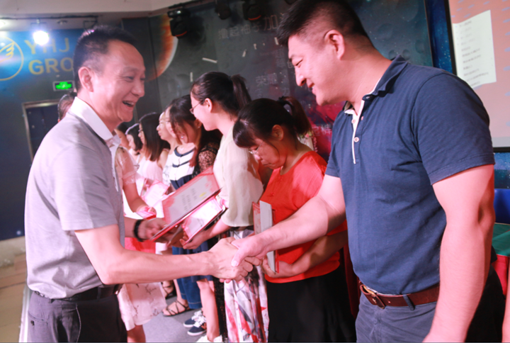 獎(jiǎng)先進(jìn)、凝團(tuán)隊(duì)、明目標(biāo)、創(chuàng)特色，新學(xué)期繪美好教育新藍(lán)圖