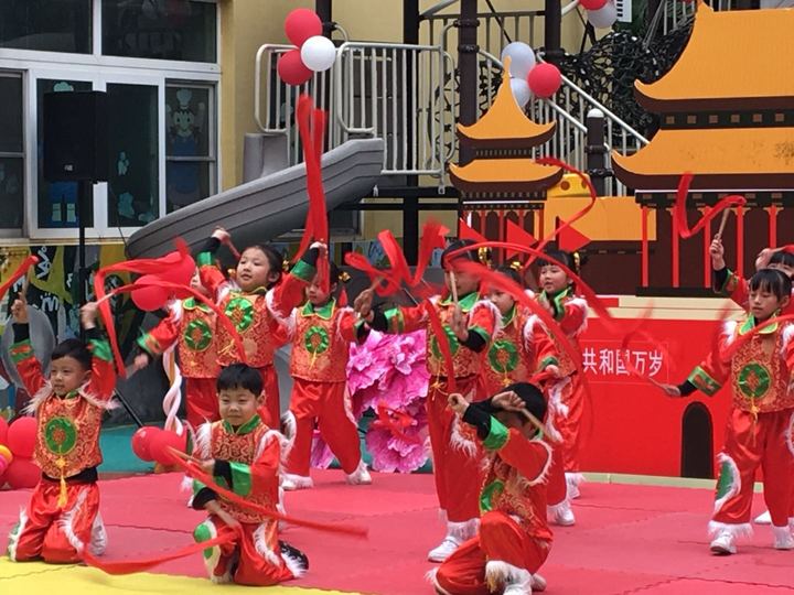 瑞狗迎春兆豐年，寶貝回園樂開顏