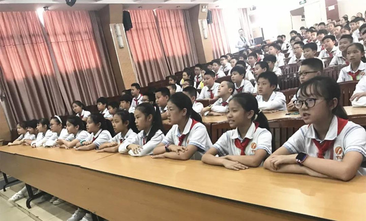 普法教育走進(jìn)中英文，做新時(shí)代合格小公民