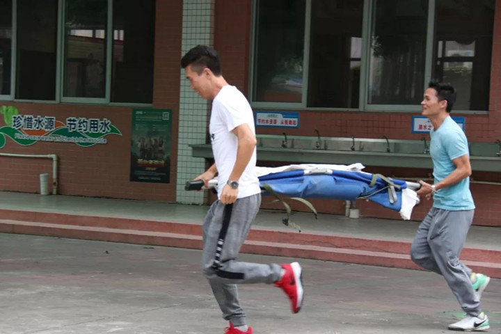 開展消防演練，提升應(yīng)急能力——深圳市龍華中英文實(shí)驗(yàn)學(xué)校舉行消防安全疏散演練