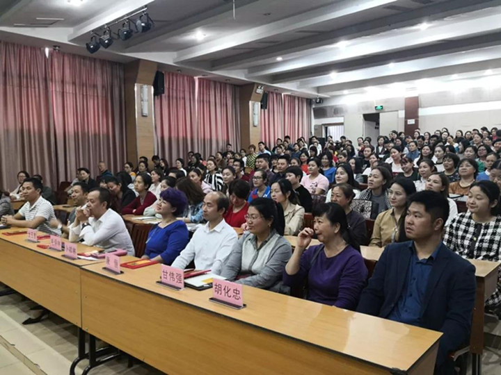 若為人父母是一場人生旅行，美麗風(fēng)景要靠你引領(lǐng)孩子發(fā)現(xiàn) ——致龍華中英文實(shí)驗(yàn)學(xué)校家長學(xué)校開學(xué)儀式