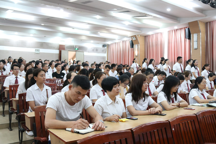 獎教獎先，傳承創(chuàng)新，建設(shè)優(yōu)質(zhì)、高端、多元的現(xiàn)代化特色學校 ——學校召開2019秋季學期全體教職工大會