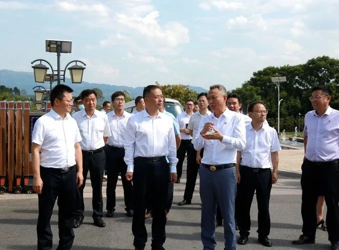 劉小強書記率領區(qū)領導集體調(diào)研遠恒佳學?！P注教育、關心教育、支持教育