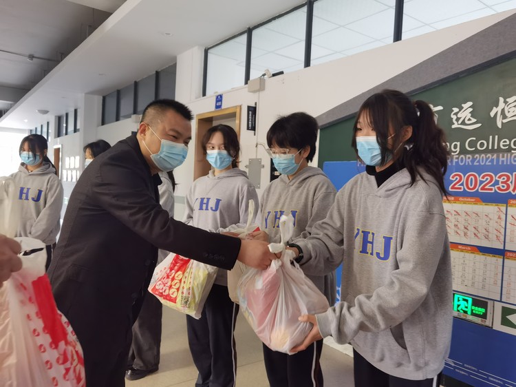 心系留校學(xué)生，情暖長(zhǎng)壽湖畔——區(qū)教委領(lǐng)導(dǎo)慰問我校疫情期間周末留校學(xué)生
